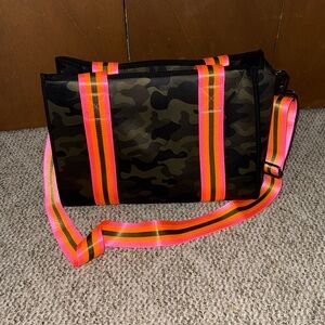 Haute Shore camo Isla Showoff tote